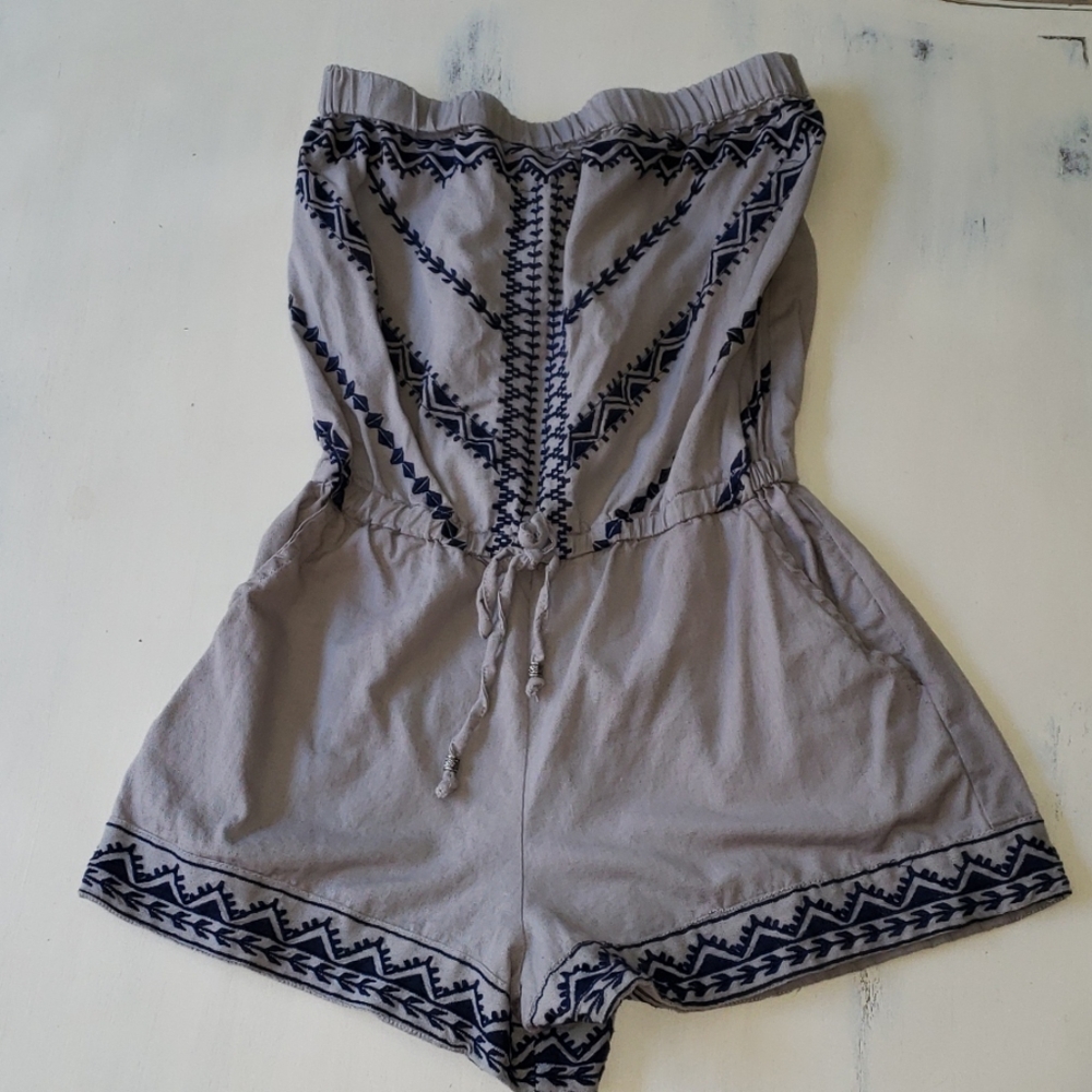 Strapless embroidered romper with pockets